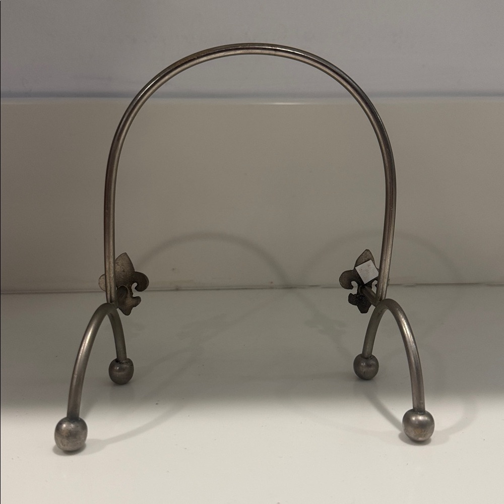 Silver Metal Fleur-de-Lis Napkin Holder OR Plate Stand - Picture 3 of 3